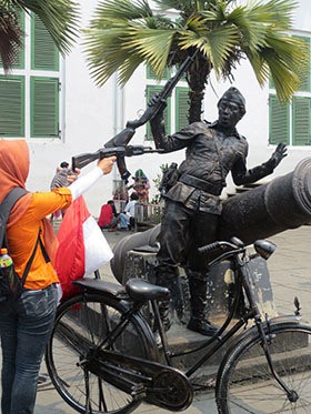 Manusia Batu Tak Tampil Hanya Ketika Hujan Turun