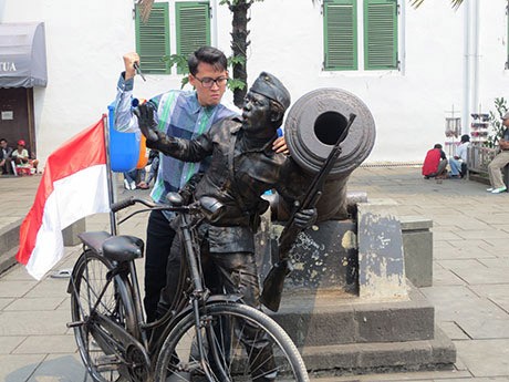 Modal Belanja Kostum Dan Make Up Manusia Batu Capai Ratusan Ribu