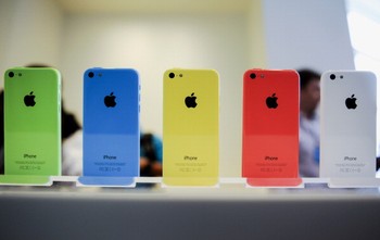 Berbarengan dengan iPhone 5S, Apple juga memperkenalkan iPhone 5C yang tampil segar dengan pilihan warna-warni menarik. (Kredit foto: Getty Images)
