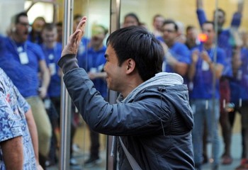 Jimmy Gunawan, menjadi orang pertama di dunia yang memiliki iPhone 5S. Dia sukses berada di antrean terdepan Apple Store George St di Sydney, Australia setelah mengantre semalaman. (kredit foto: Getty Images)