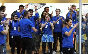 Staff Apple Store George St di Sydney, Australia menyambut calon pembeli. Sydney adalah salah satu tempat pertama di dunia yang menjual iPhone terbaru Apple. (Kredit foto: Getty Images)