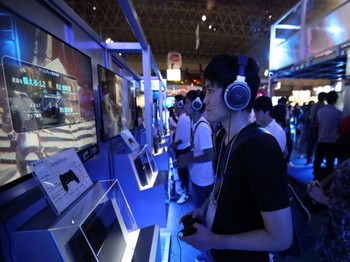 Pengunjung sedang menjajal permainan di Tokyo Game Show 2013. (Kredit foto: Getty Images)