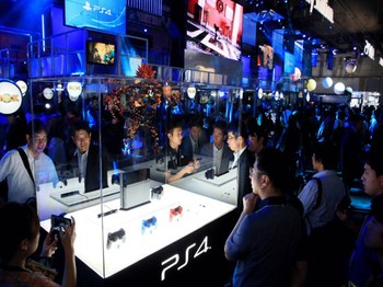 Dengan nama besarnya, booth Sony pasti jadi salah satu satu yang paling banyak dikerubungi pengunjung Tokyo Game Show. Salah satu primadonanya apalagi kalau bukan PlayStation 4. (Kredit foto Getty Images)