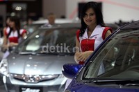 Tersenyum manis dan selalu sigap menjawab pertanyaan pengunjung sudah menjadi tugas mereka.