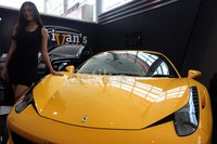 Mobil-mobil CBU seperti Ferrari tak mau ketinggalan memamerkan mobilnya.