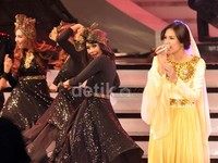 Penampilan Raisa malam itu diiringi oleh penari-penari dengan kostum berwarna hitam. Noel/detikHOT.