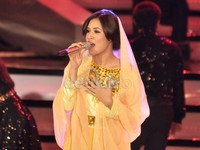 Raisa tampak menghayati lagu yang dinyanyikannya. Noel/detikHOT.