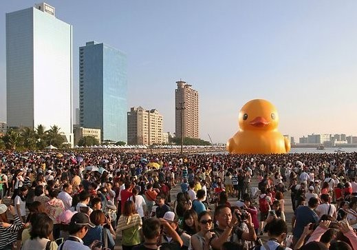 Bebek karet raksasa tiba di Kota Kaohsiung, Taiwan (News Australia) Bebek karet raksasa tiba di Kota Kaohsiung, Taiwan (News Australia)