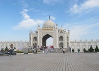 Masjid ini diberi nama Najia Great Mosque. Kemegahannya sudah terlihat dari gerbang masuk yang seperti benteng (Putri/detikTravel)