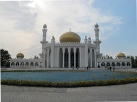 Ternyata letak masjid tidak langsung berada dekat gerbang. Wisatawan masih perlu masuk ke dalam dan barulah bertemu dengan masjid besar ini (Putri/detikTravel)