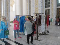 Sebelum masuk ke dalam masjid, khusus traveler wanita disiapkan busana Muslim. Ini demi penghormatan wisatawan kepada rumah ibadah (Putri/detikTravel)