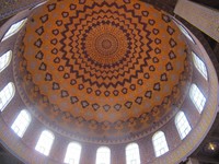 Masuk ke dalam, Anda bisa melihat kubah masjid yang begitu besar dan sarat nuansa emas. Menambah kemegahan yang terpancar (Putri/detikTravel)