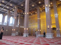Bisa terlihat dari pilar raksasa yang ada di masjid. Belum lagi ruang salat yang tak kalah besar. Betapa megahnya masjid ini (Putri/detikTravel)