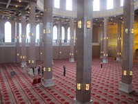 Masjid memiliki dua lantai. Lantai satu untuk salat, sedangkan lantai dua untuk perpustakaan. Ada banyak buku agama tersedia di sana, Anda pun bisa salat pula di lantai dua (Putri/detikTravel)