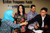 Caleg PPP Dini Lestari (kiri) berjabat tangan dengan pengamat politik Toto Sugiarto (kanan).