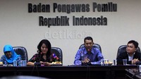 (Kiri ke kanan) Caleg PPP Dini Lestari, Caleg PKPI Indri Yuli Hartati, Caleg Partai Demokrat Farhan Hamid, dan pengamat politik Toto Sugiarto menjadi pembicara dalam diskusi tersebut.
