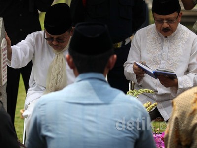 Foke Temani Habibie Ziarah ke Makam Ainun