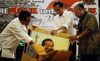 Bersama Soegeng Sarjadi dan Fajroel Rachman, Jokowi juga menerima karikatur dan plakat penghargaan.