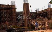 Pekerja melintas di GOR Koja, Jakarta Utara, yang roboh saat dibangun, Jumat (20/09/2013).