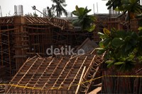 Proses pembangunan GOR tersebut pun dihentikan, garis polisi juga terpasang.