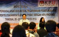 Husni Kamil Manik membuka rapat kerja soal dana kampanye dengan KPU Provinsi di Jakarta.