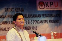 Husni Kamil Manik memberikan pemaparan dalam rapat kerja soal dana kampanye parpol.