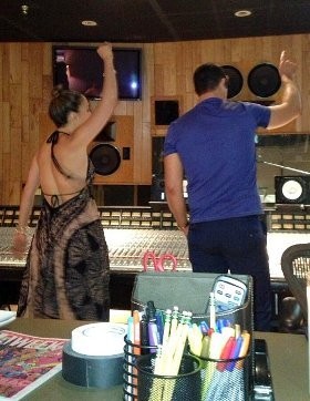 Jennifer Lopez Gaet Robin Thicke di Album Baru