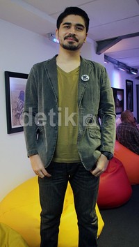 Rizky Hanggono berpose di depan kamera.