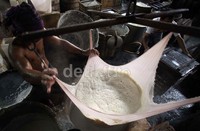 Kebijakan diambil karena adanya faktor eksternal yaitu gejolak harga kedelai di pasar internasional. Penyebabnya karena anomali cuaca di negara-negara produsen kedelai seperti AS sehingga memicu kenaikan harga. Selain itu faktor internal karena pelemahan nilai tukar mata uang rupiah terhadap dolar AS.