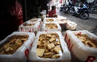 Kementerian Perdagangan diminta untuk dapat menjaga harga dari para importir kedelai. Sebab, belajar dari pengalaman sebelumnya, importir tidak menurukan harga meskipun bea masuk sudah 0%.