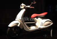 Di Indonesia, Vespa 946 ditawarkan dalam 2 pilihan warna yaitu hitam dan putih. (dok Vespa).