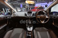 Dashboard new Ford Fiesta yang terinspirasi oleh telepon selular serta roda kemudi berbalut kulit dengan kendali audio memperkuat interior modern,menarik pengendara untuk memasuki mobil dan berkendara.