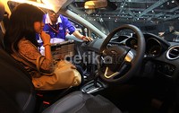 Pengunjung memperhatian bagian dashboard new Ford Fiesta.