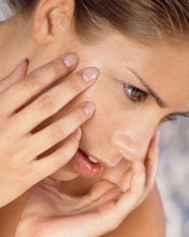 Kulit Berminyak? Hindari Makan Gorengan dan Cokelat!