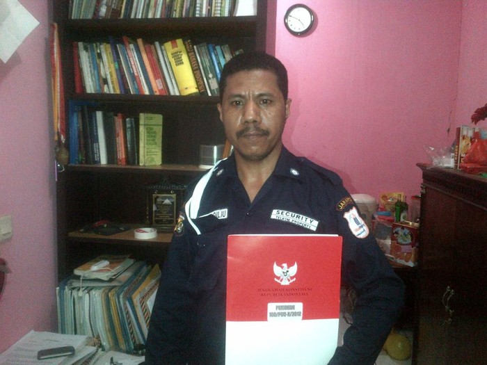 Pilih Melawan Negara Sendirian di MK, Satpam Marten Enggan Demo di Jalan