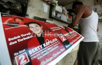 Pekerja menyelasikan pembuatan atribut para Calon Legislatif (Caleg) di kawasan Kali Baru Timur, Senen, Jakarta Pusat, Sabtu (21/09/2013).