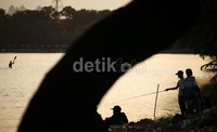 Beberapa orang beraktifitas di Danau Sunter, Jakarta Utara, Jumat (20/09/2013).