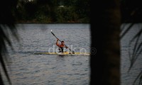 Warga memanfaatkan Danau Sunter untuk berolahraga kayak.