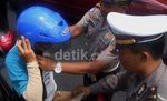 Polres Banyumas Bagi-bagi Helm Gratis