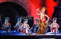 Rachel Georghea Sentani memerankan Ratu Shima yang menjadi maskot SIPA 2013 pada sesi pembukaan di Benteng Vastenburg Solo, Jumat (20/9/2013) malam. Ratusan penonton memadati areal benteng kuno tersebut untuk menyaksikan malam pertama pergelaran SIPA.