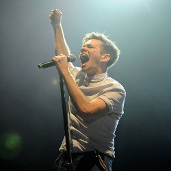 Nate Ruess Fun. Jadi Vokalis Sehari Queen