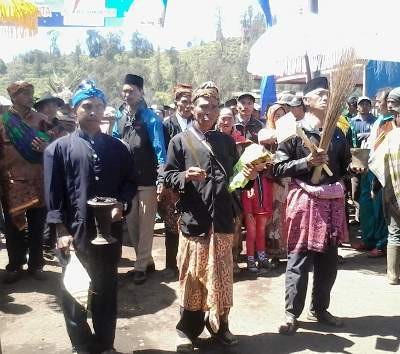 Mengintip Ritual Adat  Warga Suku Tengger Lereng Semeru  