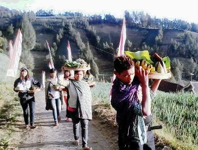 Mengintip Ritual Adat Warga Suku Tengger Lereng Semeru