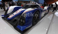 Toyota System-Racing (THS-R) menggabungkan mesin konvesional 3.400 cc berkonfigurasi V8 berdaya 530 hp dengan motor listrik berdaya 300 hp sehingga secara total TS030 Hybrid memiliki daya sebesar 830 hp atau hampir setara dengan kendaraan kelas formula.