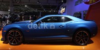 Camaro Hot Wheels Edition mengambil basis dari camaro ZL1 yang merupakan Camaro terkuat saat ini. Dengan siraman warna biru metalik dan garis hitam, mobil yang disokong pelek 20 inchi ini tampak enak dipandang.