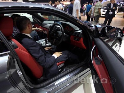 Stand Mobil Mewah Diserbu Pengunjung