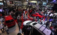 Ratusan pengunjung melihat stand berbagai macam mobil mewah yang dipamerkan dalam ajang Indonesia Internasional Motor Show 2013 di Hall B JIEXPO, Kemayoran, Jakarta, Jumat (20/09/2013).