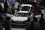 Stand Mobil Mewah Diserbu Pengunjung