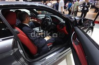 Yang sungguh berminat, bahkan diperkenankan untuk mencicipi kursi empuk mobil tersebut.