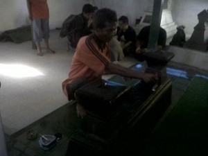 Warga Gotong Royong Benahi Makam Cucu Sultan HB VI yang Dirusak